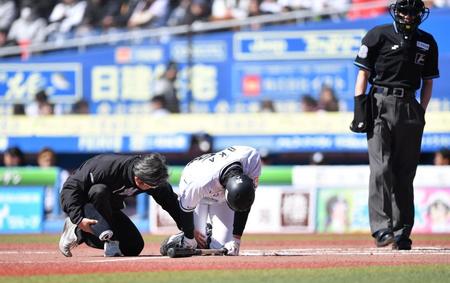 　１回、自打球に悶絶する岡（左から２人目）＝撮影・開出牧