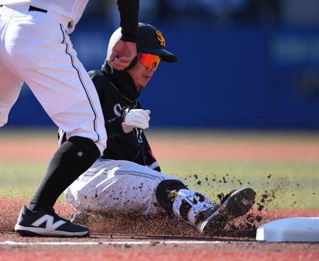 　６回、中越え２点適時三塁打を放ち三塁に滑り込む代打・牧原大（撮影・開出牧）