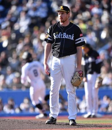 　６回、中村奨（後方左）に同点の左越え３ランを打たれたスチュワート（撮影・開出牧）