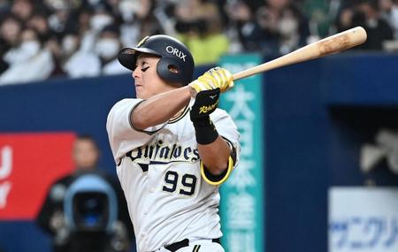 　５回、左前打を放つ杉本