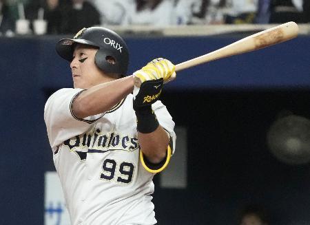 　５回、左前打を放つオリックス・杉本＝京セラドーム