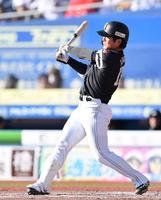 　７回、勝ち越しの右越え３ランを放つ川村（撮影・開出牧）