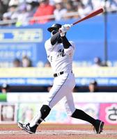 　６回、同点の左越え３ランを放つ中村奨（撮影・開出牧）