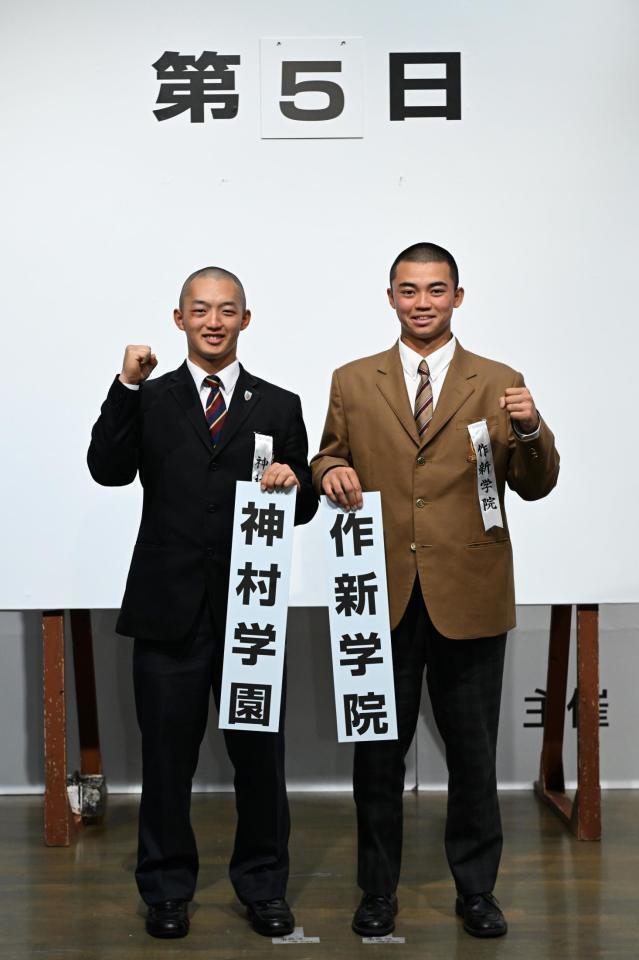 　対戦が決まり健闘を誓う神村学園の川下主将（左）と作新学院の小森主将