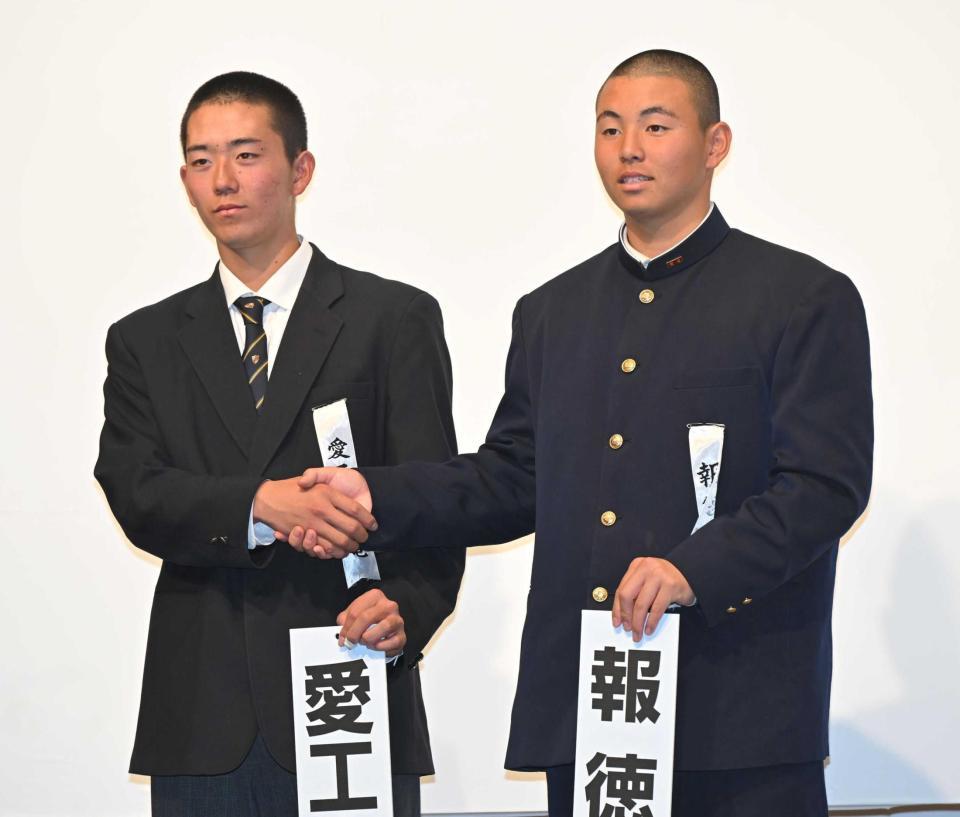 　握手する報徳学園・間木主将（右）と愛工大名電・山口主将（撮影・石井剣太郎）