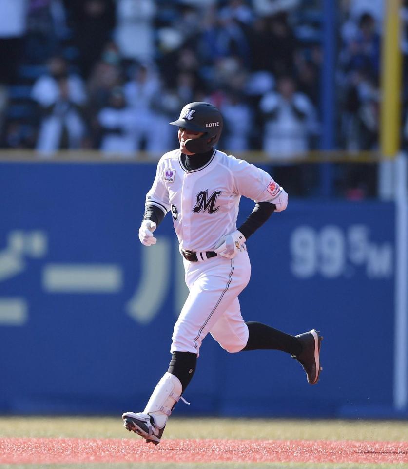 　６回、同点の左越え３ランを放ちベースを回る中村奨（撮影・開出牧）