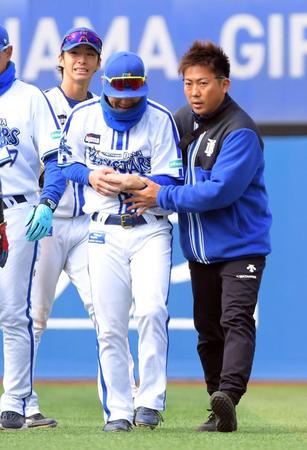 　４回、コルデロの二塁内野安打の守備で左肩を負傷し交代する柴田（撮影・佐藤厚）