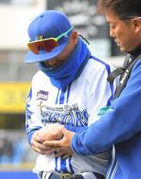 　４回、コルデロの二塁内野安打の守備で左肩を負傷し、交代する柴田（撮影・佐藤厚）