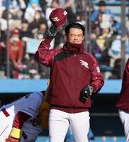 　勝利し声援に応える今江監督（撮影・金田祐二）