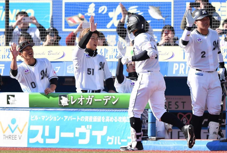 　６回、同点の左越え３ランを放ちナインとタッチを交わす中村奨（手前）＝撮影・開出牧