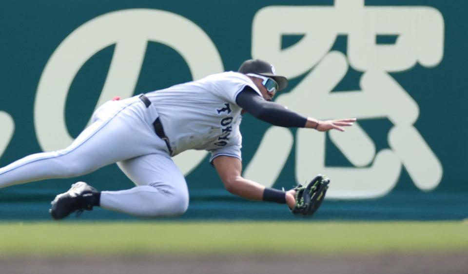 　３回、近本の打球を好捕するオコエ（撮影・田中太一）