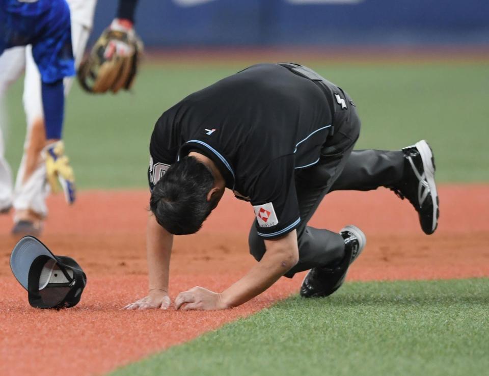 　宜保と接触し、転倒する白井審判員＝３日