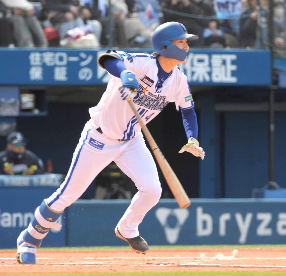 　１回、右前安打を放つ度会（撮影・佐藤厚）