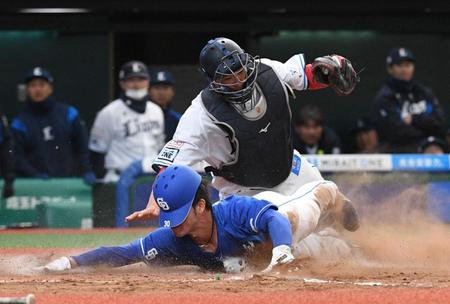 　７回、鵜飼の中前打で二走・三好が生還（撮影・佐々木彰尚）