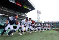 　元気よくグラウンドに駆け出す別海ナイン（撮影・山口登）