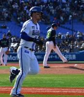 　６回、松本健から左越え３点本塁打を放ったオースティン（撮影・持木克友）