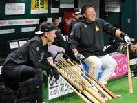 　試合前練習中に談笑する坂本（左）と山川