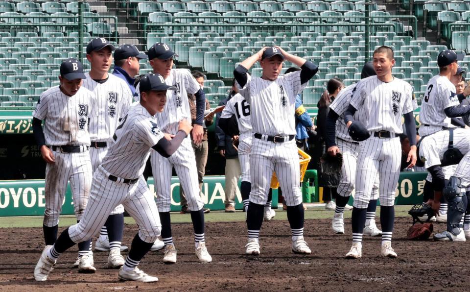 　元気よく練習する別海ナイン（撮影・山口登）