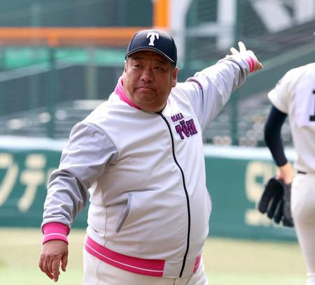 【写真】大阪桐蔭・西谷監督「ビックリ」照れ笑い　ピンクのグラコンが似合ってる（笑）