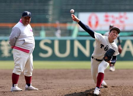 投球練習する大阪桐蔭・平嶋桂知と西谷監督（撮影・山口登）