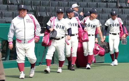 ベンチに向かう西谷監督（左）ら大阪桐蔭ナイン（撮影・山口登）