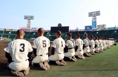 　練習前、ベンチの前で座禅を組む神村学園ナイン（撮影・山口登）