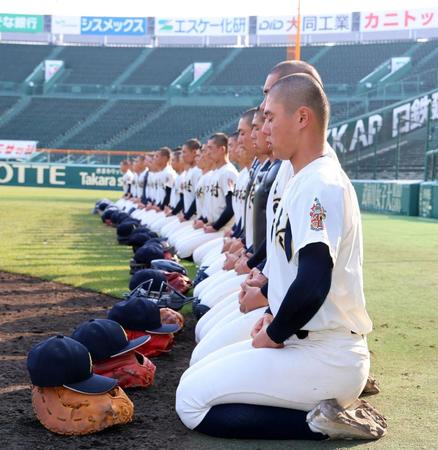 　練習前、ベンチの前で座禅を組む神村学園ナイン（撮影・山口登）