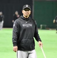 　試合前練習を見守る阿部監督