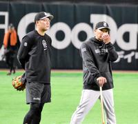 　試合前練習で話し込む坂本（左）と阿部監督
