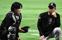 　試合前に捕手練習で汗を流す郡（左）