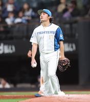 　５回、小園に内野安打を許す伊藤（撮影・中島達哉）