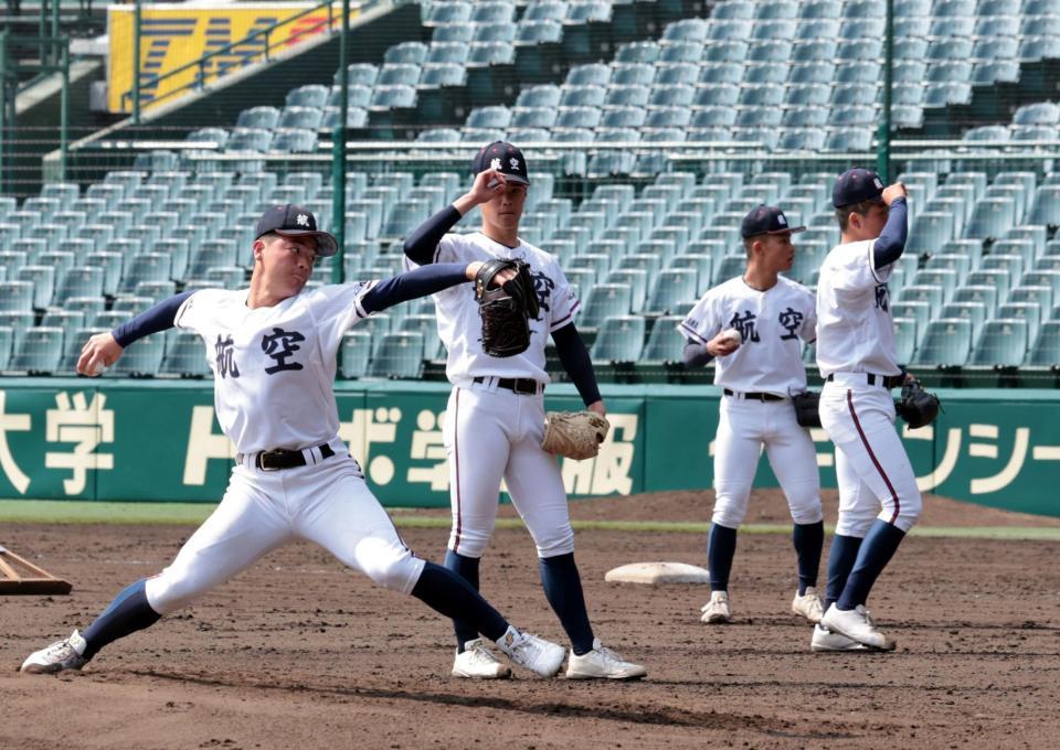 マウンドで投球練習する日本航空石川ナイン（撮影・山口登）