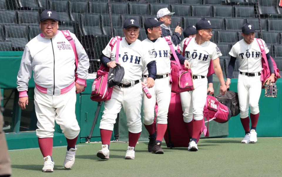 ベンチに向かう西谷監督（左）ら大阪桐蔭ナイン（撮影・山口登）