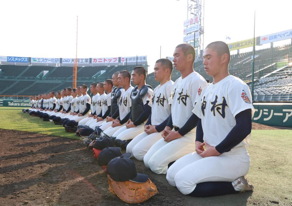 　練習前、ベンチの前で座禅を組む神村学園ナイン（撮影・山口登）