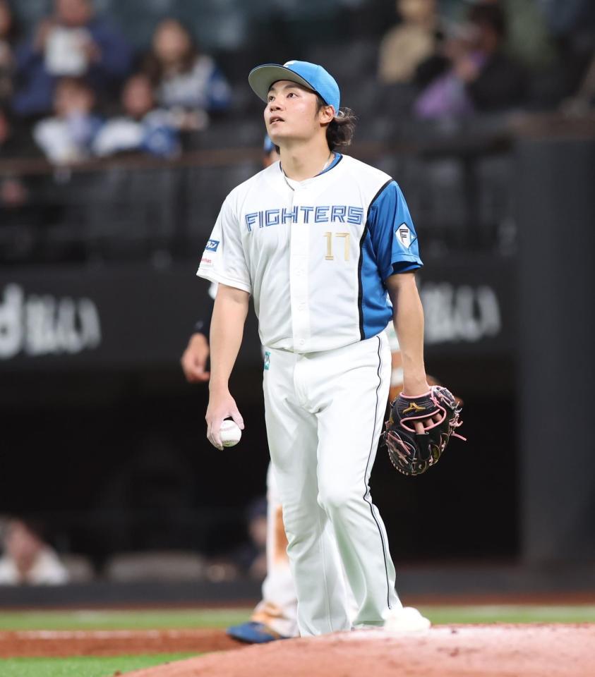 　５回、小園に内野安打を許す伊藤（撮影・中島達哉）