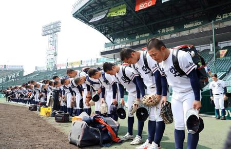 　練習を終えグラウンドに一礼する日本航空石川ナイン（撮影・山口登）