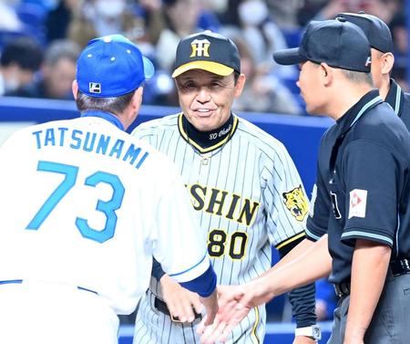 あいさつを阪神・岡田彰布監督と中日・立浪和義監督＝バンテリンドーム（撮影・飯室逸平）