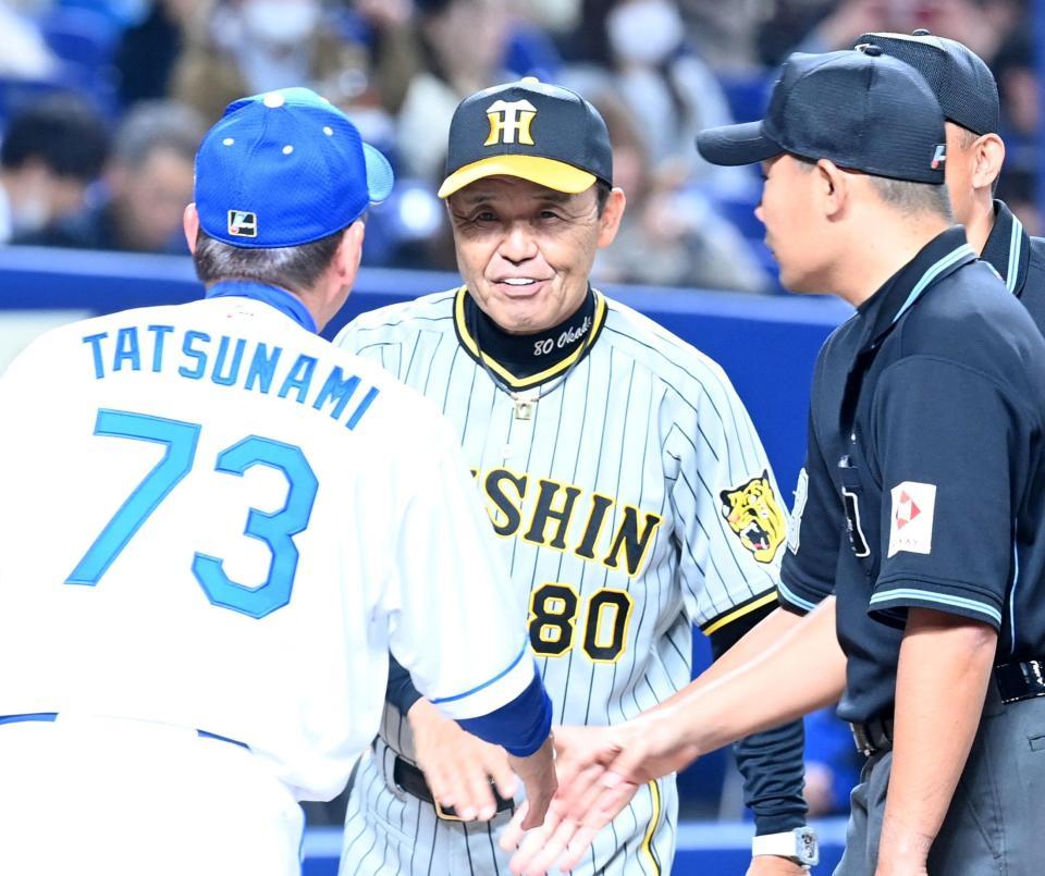 あいさつを阪神・岡田彰布監督と中日・立浪和義監督＝バンテリンドーム（撮影・飯室逸平）