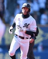 　１回、同点の左越えソロを放ちベースを回る岡（撮影・開出牧）