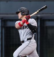 　１回、中前打を放つ岡本和（撮影・中島達哉）