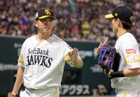 　５回を終え、周東（右）を迎えながらベンチに戻る大関