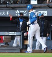 　１回、万波の適時二塁打で生還した二走・マルティネス（右）を迎える新庄監督（撮影・中島達哉）