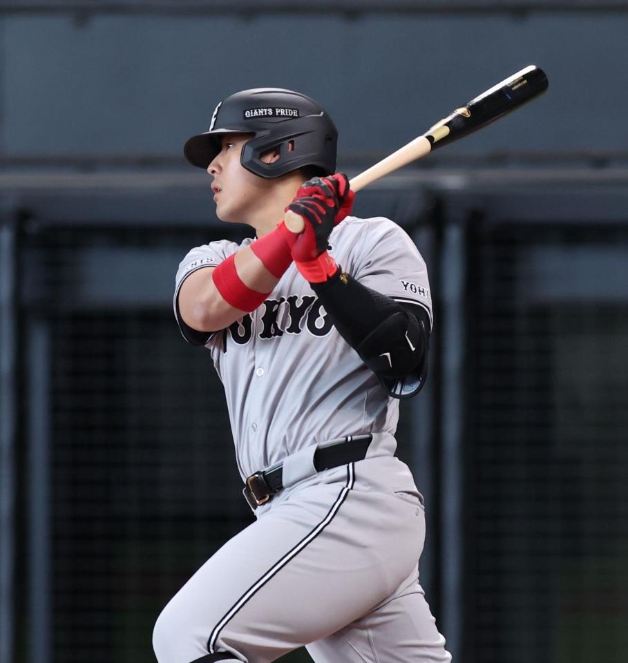 　１回、中前打を放つ岡本和（撮影・中島達哉）