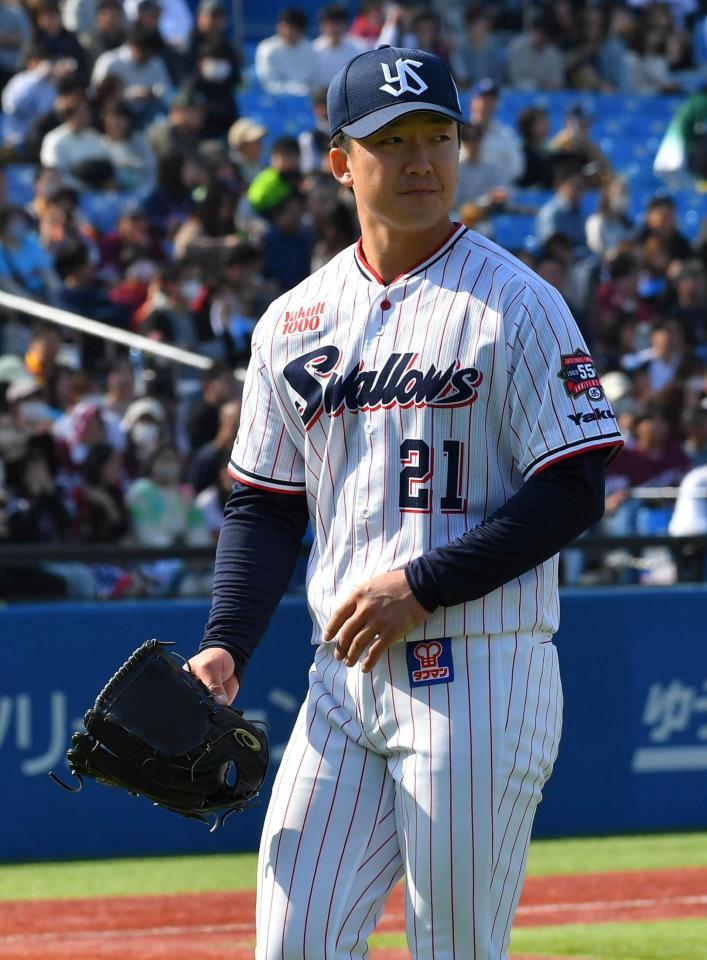 　５回、１点を奪われ悔しそうな表情でベンチに引き揚げる吉村（撮影・持木克友）