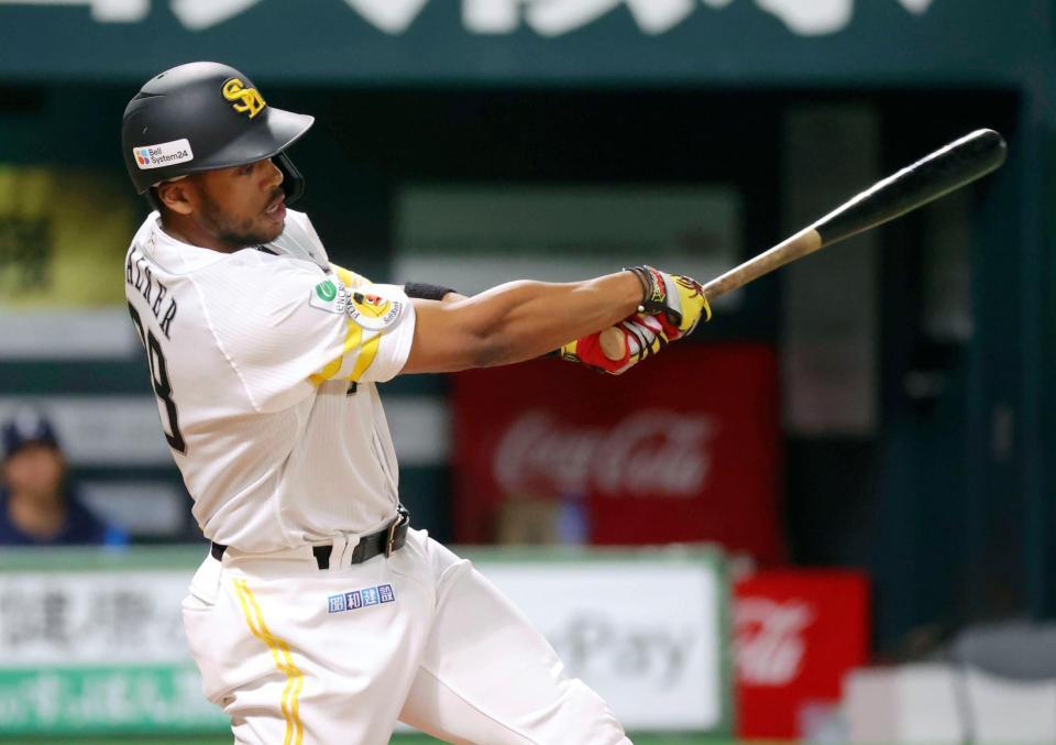 　４回、ウォーカーが右中間に先制本塁打を放つ