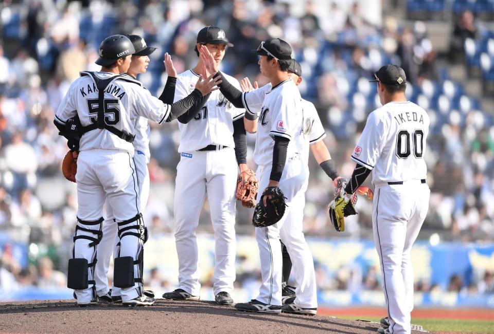 　オリックスに完封勝ちしタッチを交わすロッテナイン（撮影・開出牧）