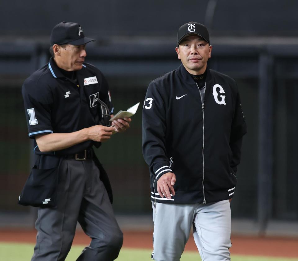 　４回、選手交代を告げる阿部監督（右）＝撮影・中島達哉