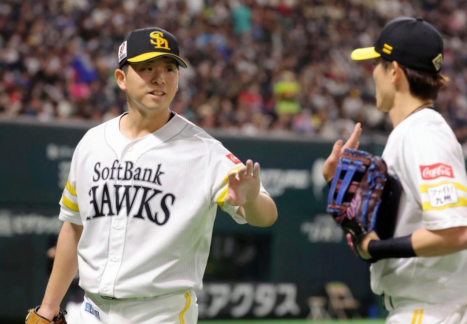 　５回を終え、周東（右）を迎えながらベンチに戻る大関