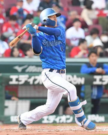 　７回、右翼への二塁打を放った度会（撮影・市尻達拡）