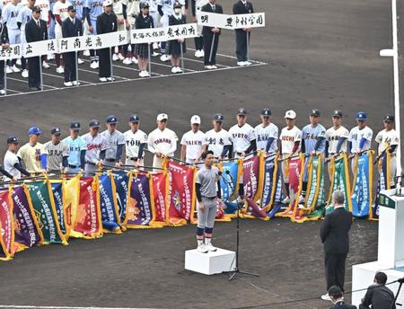 　選手宣誓のリハーサルを行う青森山田・橋場公祐主将（手前中央）＝撮影・北村雅宏